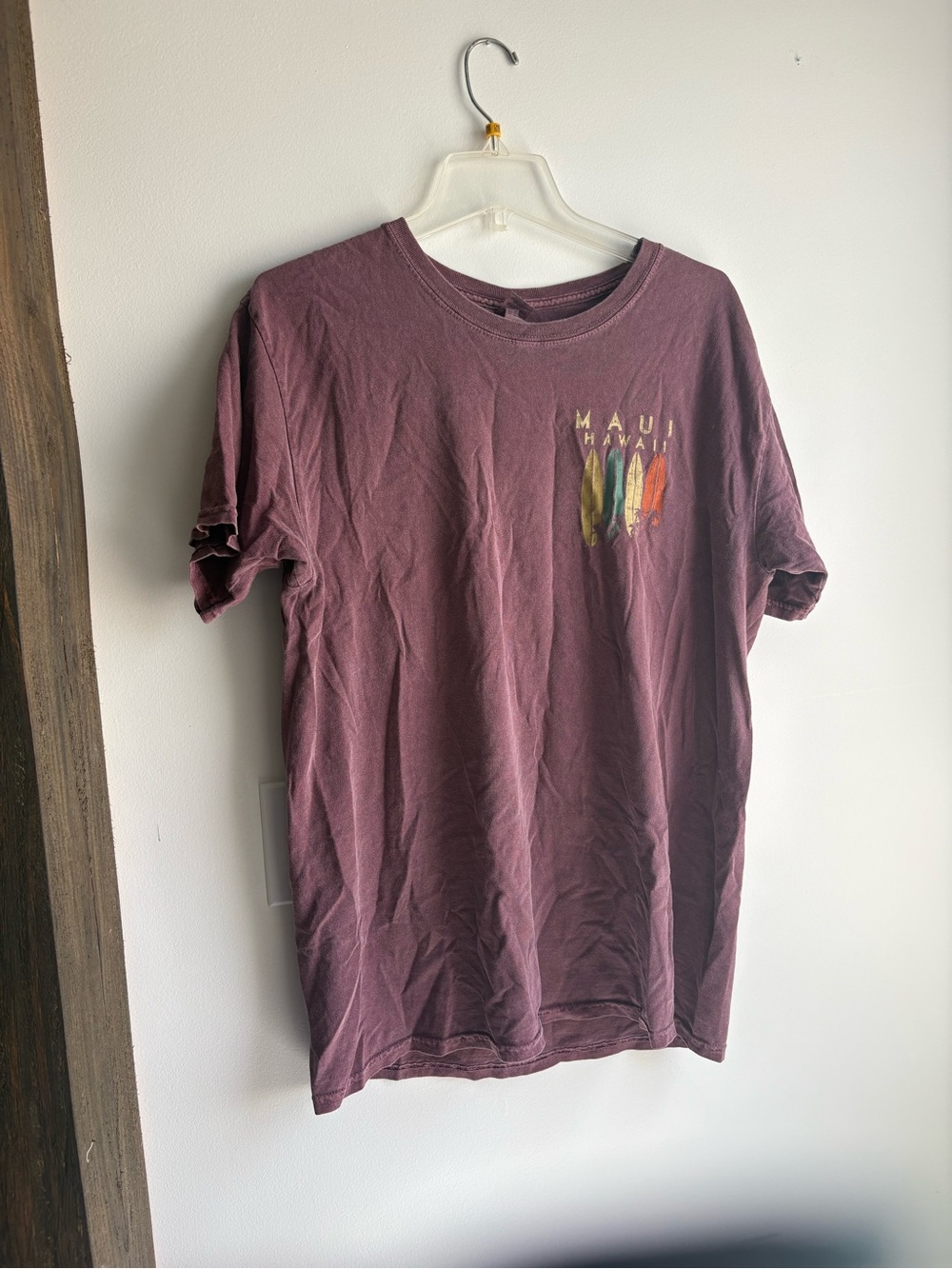 Gildan Maroon Graphic Maui Hawaii Short Sleeve Tee